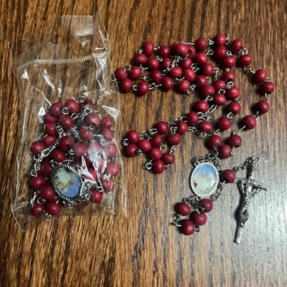 Lot 2 Pope Francis / Papa Francisco Blessed Catholic Rosary Rose Scented Beads - Picture 4 of 4